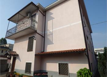 VILLA SINGOLA PER 2 FAMIGLIE