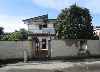 VILLA SINGOLA CON AMPIO GIARDINO PRIVATO