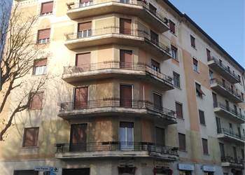 QUADRILOCALE IN STABILE SIGNORILE